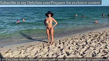 mulheres na praia de nudismo